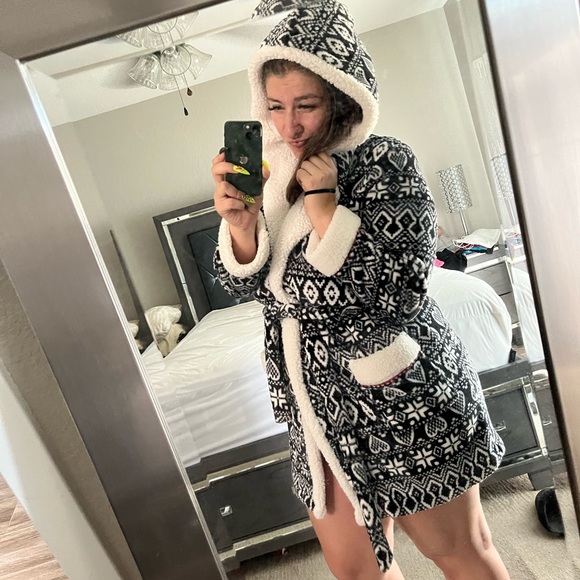 Bath Robe Black & White Large - Picture 2 of 3